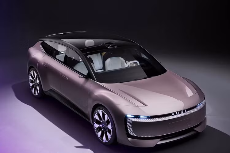 Loại pin lớn nhất của xe có dung lượng 100 kWh, mang đến phạm vi hoạt động tối đa sau một lần sạc pin theo tiêu chuẩn CLTC tại Trung Quốc là 770 km. Công nghệ 800 V cho phép sạc siêu nhanh, chỉ cần chờ 10 phút là đi được 370 km. Hệ thống lái bốn bánh tiên tiến với treo khí nén thích ứng cũng được trang bị cho xe.