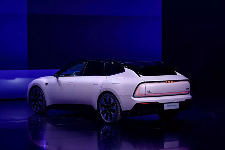 “Với thương hiệu AUDI mới dành riêng cho thị trường Trung Quốc, chúng tôi tiếp tục mở rộng giới hạn”, ông Gernot Döllner, Chủ tịch Hội đồng Quản trị của Audi AG, cho biết. “Xe điện AUDI E5 Sportback mang đến những phẩm chất tốt nhất của Audi, được tái định hình và tùy chỉnh cho khách hàng Trung Quốc”.