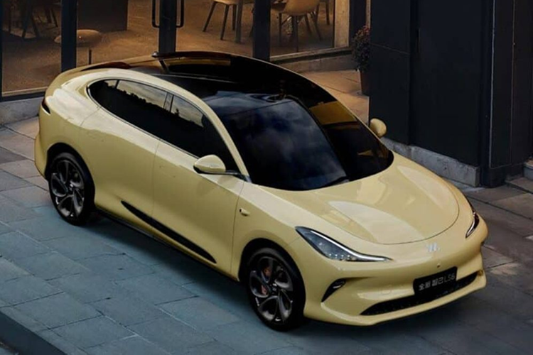 Gần đây, IM Motors đã công bố phiên bản quốc tế của mẫu IM LS6 mới có tên gọi là MG IM6. Theo đó, MG IM6 2025 mới đã được vận chuyển từ Cảng Thượng Hải và lên đường đến Thái Lan, dự kiến sẽ chính thức được bán tại Triển lãm ôtô Thái Lan vào ngày 24/3/2025 dưới thương hiệu MG của SAIC .