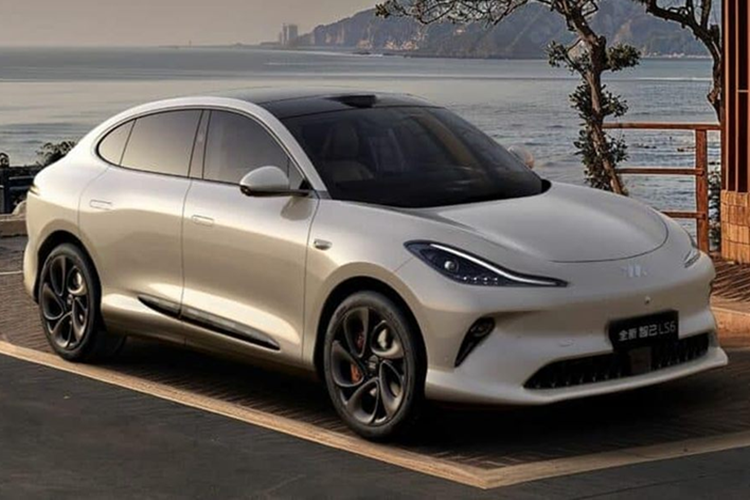 Nội thất MG IM6 mang phong cách hiện đại với loạt trang bị tiện ích tiên tiến như: màn hình điều khiển trung tâm 26,3 inch, bảng đồng hồ LCD 10,5 inch và màn hình phụ 15,5 inch, mang lại trải nghiệm số hóa tối ưu cho người lái.