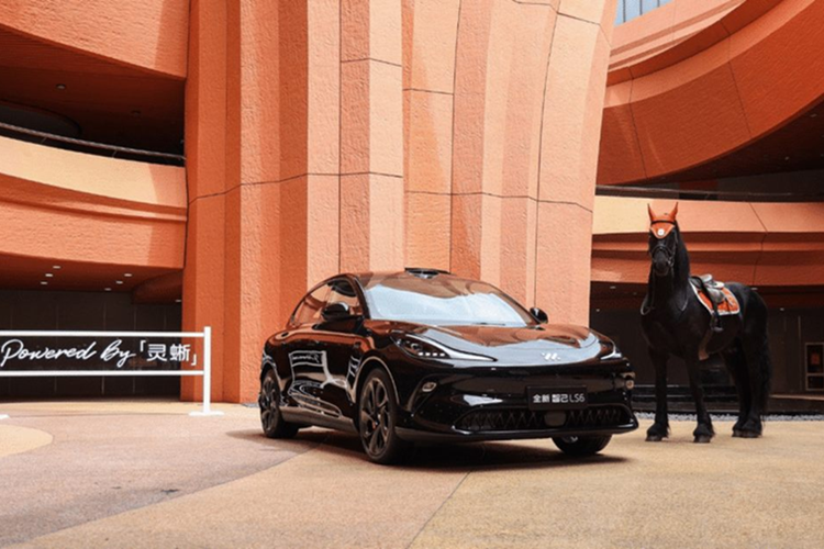 Xe được trang bị chip Qualcomm Snapdragon 8295, cùng với các tính năng kết nối thông minh như CarLink và HiCar. Ghế ngồi cũng được cải tiến, với ghế phụ không trọng lực có độ ngả 121° và hàng ghế sau có chế độ “ghế dài” (chaise longue), mang đến sự thoải mái tối đa cho hành khách.