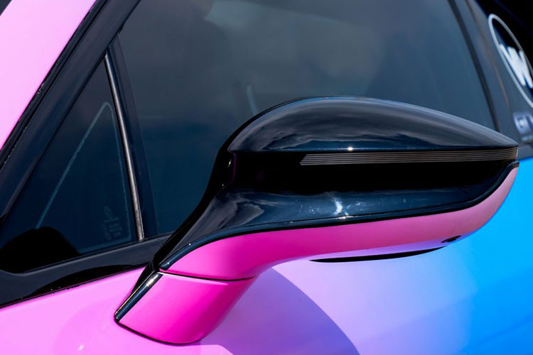 Khoang lái BMW i8 sử dụng chất liệu polyme gia cố sợi carbon, chỗ ngồi được thiết lập dạng 2+2 với phong cách thể thao. Toàn bộ ghế ngồi được bọc da, bảng táp-lô được bố trí khá khoa học với thiết kế đậm chất tương lai.