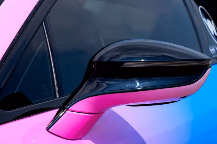 Khoang lái BMW i8 sử dụng chất liệu polyme gia cố sợi carbon, chỗ ngồi được thiết lập dạng 2+2 với phong cách thể thao. Toàn bộ ghế ngồi được bọc da, bảng táp-lô được bố trí khá khoa học với thiết kế đậm chất tương lai.