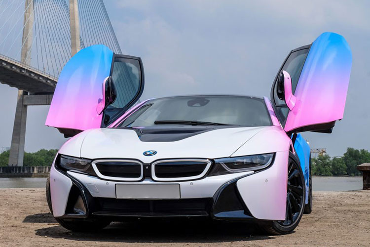 Động cơ của BMW i8 là hệ truyền động hybrid hiện đại, bao gồm động cơ đốt trong 3 xylanh 1.5L TwinPower Turbo và mô-tơ điện.