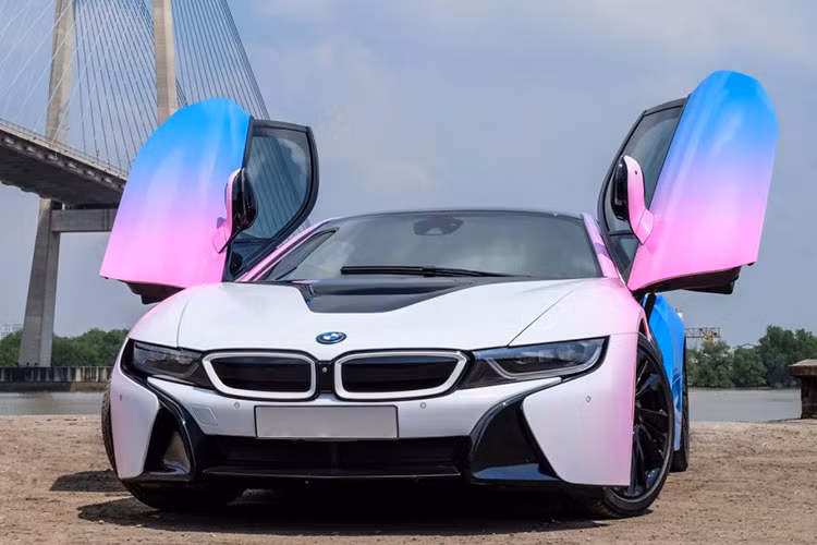 Động cơ của BMW i8 là hệ truyền động hybrid hiện đại, bao gồm động cơ đốt trong 3 xylanh 1.5L TwinPower Turbo và mô-tơ điện.