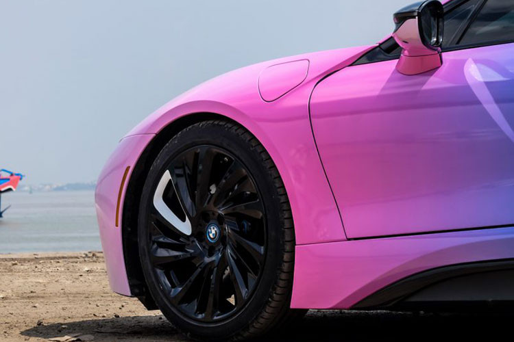 Nổi bật trên táp-lô của BMW i8 là màn hình hiển thị 10.25 inch độ phân giải HD, tích hợp hệ thống định vị Navigation Professional.