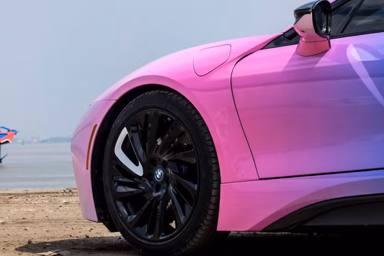 Nổi bật trên táp-lô của BMW i8 là màn hình hiển thị 10.25 inch độ phân giải HD, tích hợp hệ thống định vị Navigation Professional.