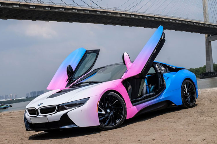 BMW i8 còn có khả năng tiết kiệm nhiên liệu ấn tượng. Theo công bố của hãng, mức tiêu thụ xăng của i8 vào khoảng 2.1lít/100km. Hiện mức giá xe BMW i8 đã qua sử dụng tại Việt Nam khoảng từ hơn 2 tỷ đồng, tuỳ vào tình trang của xe.