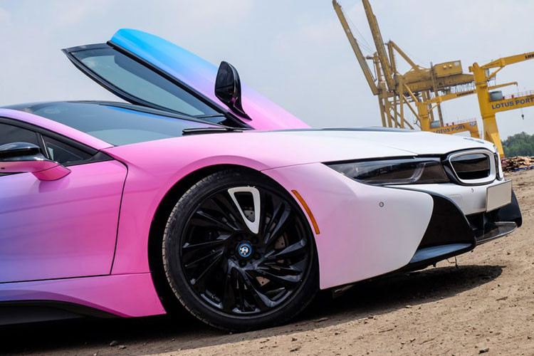 Siêu xe BMW i8 có trọng lượng rất nhẹ, hầu hết các bộ phận chính đều được làm bằng nhôm, các khe gió được bố trí khắp thân xe nhằm tăng khả năng lướt gió cũng như tính khí động học.
