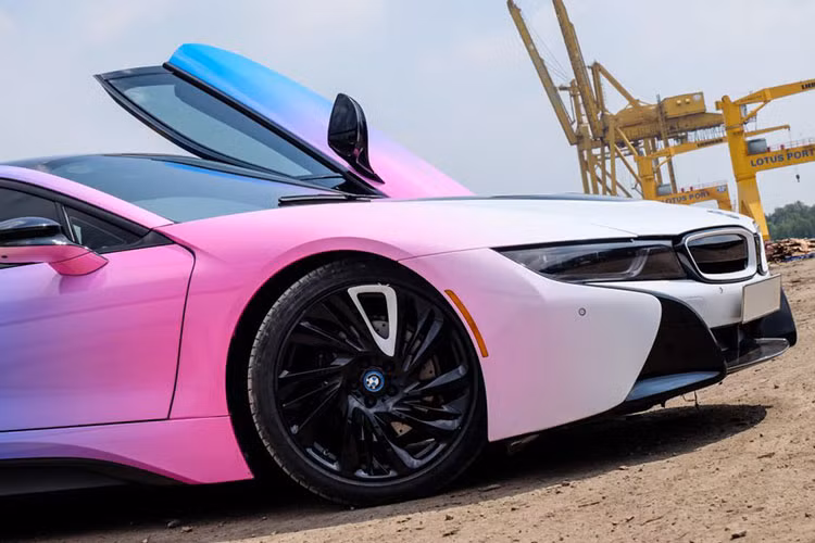 Siêu xe BMW i8 có trọng lượng rất nhẹ, hầu hết các bộ phận chính đều được làm bằng nhôm, các khe gió được bố trí khắp thân xe nhằm tăng khả năng lướt gió cũng như tính khí động học.