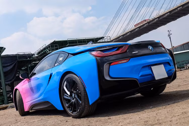 Ngoài ra có thể kể đến một số tiện nghi khác trên BMW i8 như 16 loa Harman Kardon, màn hình hiển thị thông tin trên kính lái, đèn pha laser chống chói, lẫy chuyển số, hệ thống điều hòa tự động,...