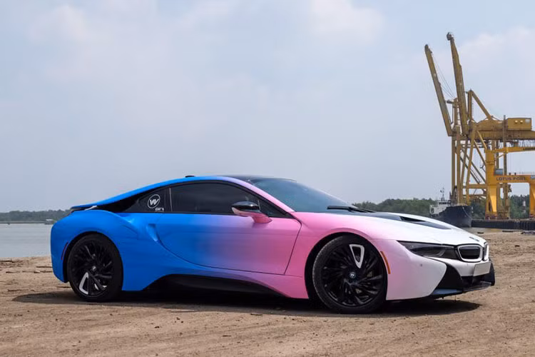 Có nhiều chiếc được chủ nhân đổi màu xe BMW i8 bằng cách dán các bộ áo màu nổi, để tạo sự khác biệt so với hàng chục xe còn lại, trong đó có 1 chiếc màu hồng cánh sén khá đẹp mắt.