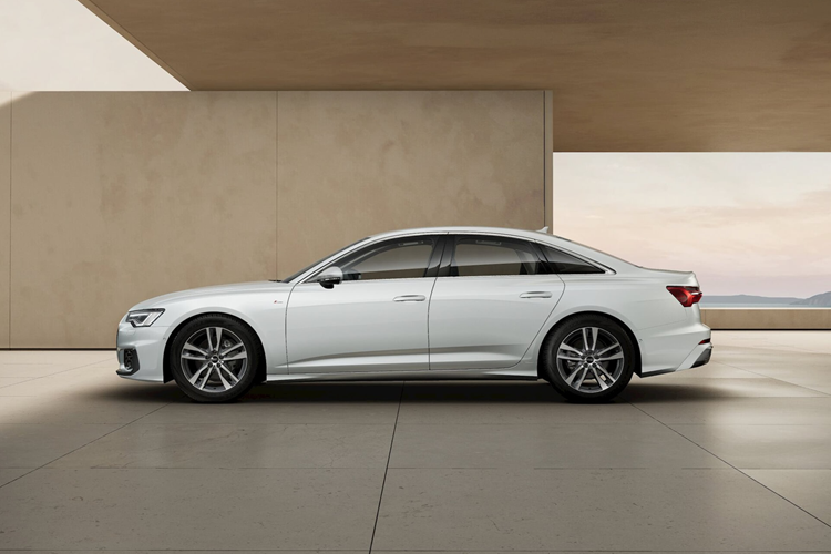 Hệ thống quản lý hybrid được thiết kế để ưu tiên hiệu quả, linh hoạt và thoải mái tối đa, tự động chọn chiến lược vận hành tối ưu với hai chế độ: - EV mode: Xe chạy hoàn toàn bằng điện. - Hybrid mode: Duy trì mức pin cụ thể để dành năng lượng.