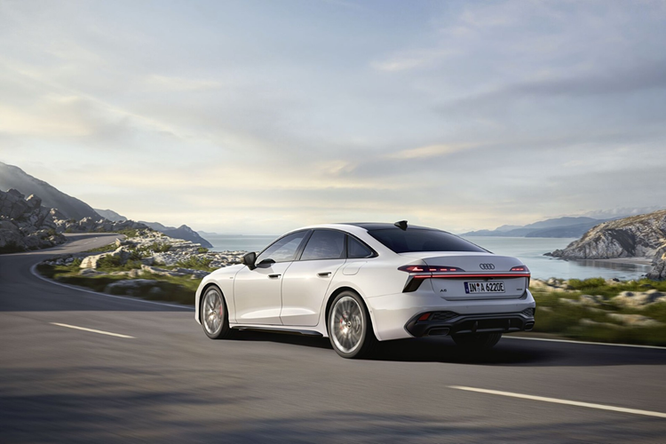 Trái tim của công nghệ plug-in hybrid (PHEV) là pin cao áp với dung lượng 25,9 kWh tăng 45% so với thế hệ trước. Nhờ đó, cả Avant và Sedan có thể di chuyển hơn 100 km chỉ bằng điện. Công suất sạc AC tối đa đạt 11 kW, cho phép sạc đầy pin từ trạng thái cạn trong 2,5 giờ.