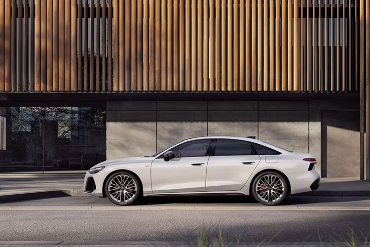 Audi A6 Sedan e-hybrid quattro toát lên vẻ thanh lịch với đường cong mềm mại ở mép trên cửa sổ. A6 Avant (wagon) e-hybrid quattro nổi bật với phần đuôi được bo cong tinh tế tối ưu khí động học hai bên cùng cánh lướt gió đặt trên mui xe.