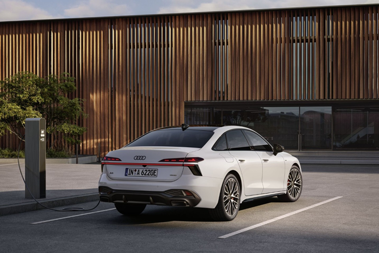 A6 Sedan e-hybrid quattro (270 kW): 75.050 EUR, khoảng 78.803 USD, (tương đương 2 tỷ đồng). A6 Avant e-hybrid quattro (270 kW): 77.550 EUR khoảng 81.428 USD (quy đổi 2,07 tỷ đồng). Các mẫu e-hybrid mới sẽ bắt đầu đặt hàng tại Đức từ ngày 8/5/2025.