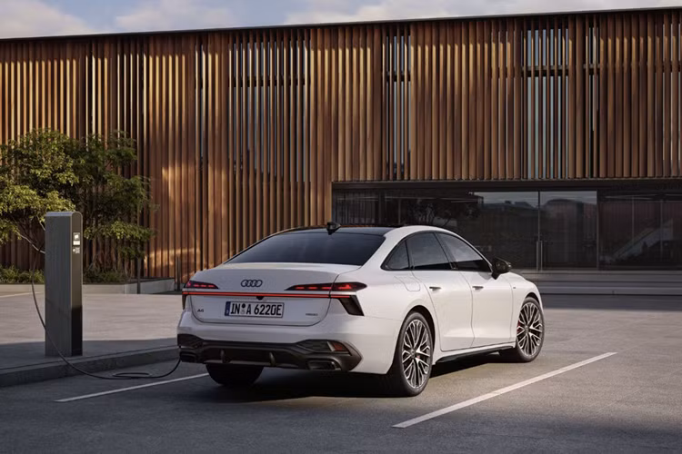 A6 Sedan e-hybrid quattro (270 kW): 75.050 EUR, khoảng 78.803 USD, (tương đương 2 tỷ đồng). A6 Avant e-hybrid quattro (270 kW): 77.550 EUR khoảng 81.428 USD (quy đổi 2,07 tỷ đồng). Các mẫu e-hybrid mới sẽ bắt đầu đặt hàng tại Đức từ ngày 8/5/2025.