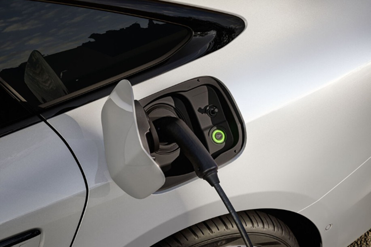 Cửa sổ và gioăng cửa cải tiến giúp giảm tiếng ồn, cải thiện âm thanh trong cabin lên đến 30% so với thế hệ trước. Các tính năng này nâng cao đáng kể sự thoải mái khi lái xe. Các phiên bản cao cấp (270 kW) đi kèm trang bị thể thao tiêu chuẩn: gói nội thất và ngoại thất S-line, hệ thống treo thể thao, mâm xe lớn hơn và kẹp phanh màu đỏ.