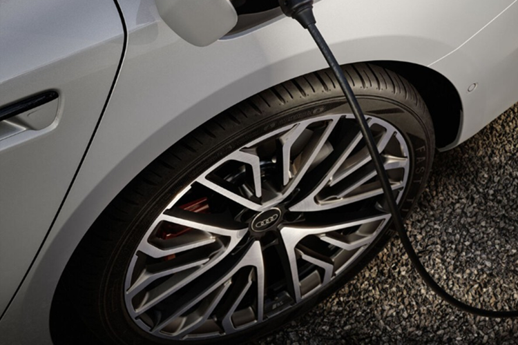 Tại Đức, giá xe A6 Sedan e-hybrid quattro 2026 (220 kW) bán ra từ 65.800 EUR khoảng 69.090 USD (quy đổi 1,75 tỷ đồng). A6 Avant e-hybrid quattro (220 kW): 68.300 EUR khoảng 71.715 USD (quy đổi 1,82 tỷ đồng).