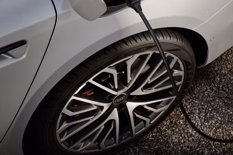 Tại Đức, giá xe A6 Sedan e-hybrid quattro 2026 (220 kW) bán ra từ 65.800 EUR khoảng 69.090 USD (quy đổi 1,75 tỷ đồng). A6 Avant e-hybrid quattro (220 kW): 68.300 EUR khoảng 71.715 USD (quy đổi 1,82 tỷ đồng).