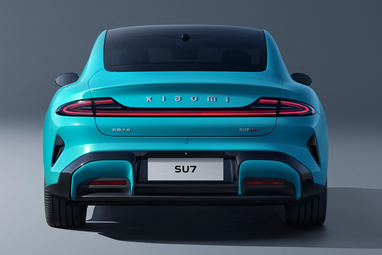 Nhìn YU7 giống như một chiếc Ferrari Purosangue giá rẻ, về cơ bản đây là một chiếc SU7 được nâng cấp và dự kiến sẽ mạnh hơn nữa (690 mã lực) so với chiếc SU7 Max thông thường có thông số kỹ thuật hàng đầu 673 mã lực.