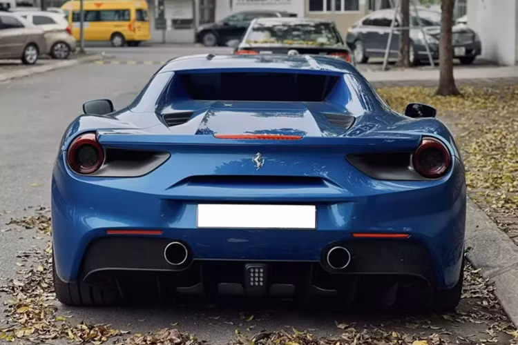 Như vậy chiếc siêu xe mui trần Ferrari 488 Spider có màu xanh dương và nội thất kem tuyệt đẹp đã được vận chuyển ra Hà Nội cho 1 showroom chuyên mua bán xe sang ở đây, và nhiều khả năng đã tìm thấy chủ nhân từ trước đó.