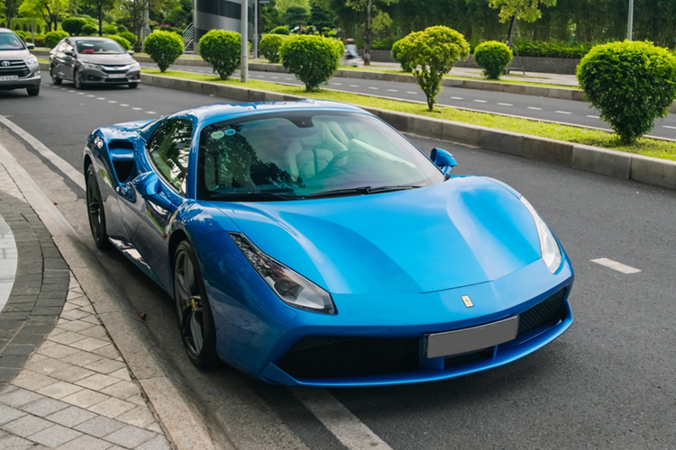 Mới đây, thông tin 1 chiếc siêu xe mui trần Ferrari 488 Spider hàng hiếm bất ngờ được chủ nhân bán lại cho 1 showroom chuyên kinh doanh xe sang đã qua sử dụng ở TP HCM, đã nhận được sự quan tâm không nhỏ của giới mê xe trong nước.