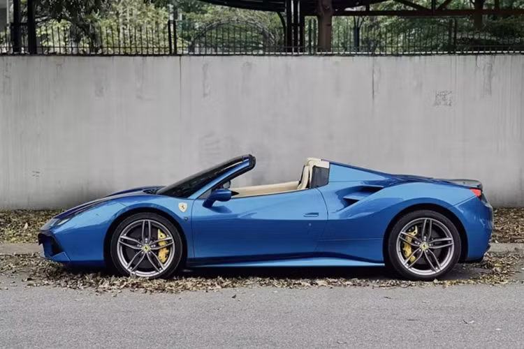 Chỉ ít ngày sau đó, chiếc siêu xe Ferrari 488 Spider mui trần này bị bắt gặp có mặt tại Hà Nội, xuất hiện trong một showroom xe ở đây. Hiện tại là 2 trong tổng số 3 chiếc xe Ferrari 488 Spider được nhập về Việt Nam đang có mặt tại Hà Nội.