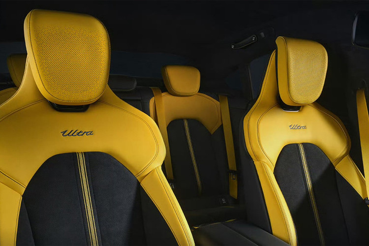 “Sứ mệnh của chúng tôi là làm cho những chiếc xe hạng sang có được giá bán phải chăng. Những chiếc xe chạy xăng truyền thống chắc chắn sẽ bị đánh bại bởi Xiaomi SU7 Ultra”, ông Lei Jun - CEO kiêm nhà sáng lập Xiaomi - tuyên bố tại buổi ra mắt siêu xe điện.