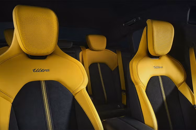 “Sứ mệnh của chúng tôi là làm cho những chiếc xe hạng sang có được giá bán phải chăng. Những chiếc xe chạy xăng truyền thống chắc chắn sẽ bị đánh bại bởi Xiaomi SU7 Ultra”, ông Lei Jun - CEO kiêm nhà sáng lập Xiaomi - tuyên bố tại buổi ra mắt siêu xe điện.