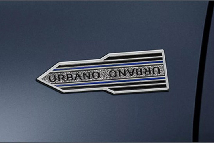 Chưa hết, Toyota Yaris Cross Z Urbano còn được trang bị bộ vành hợp kim 18 inch màu đen bóng. Điểm nhấn tiếp theo của Toyota Yaris Cross phiên bản đặc biệt ở xứ sở hoa anh đào là logo Urbano nằm trên chắn bùn trước. Trong tiếng Ý, từ "Urbano" này có nghĩa là "đô thị".