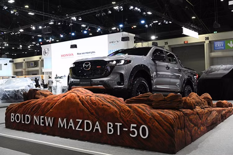 Phiên bản cao cấp nhất với hệ dẫn động 4 bánh (4WD) double-cab được trang bị động cơ turbodiesel 4 xy-lanh thẳng hàng, cho công suất 190 mã lực tại 3.600 vòng/phút và mô-men xoắn 450 Nm từ 1.600 đến 2.600 vòng/phút.