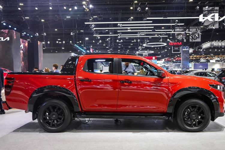 Về thiết kế bên ngoài, phần đầu xe bán tải Mazda BT-50 2025 nổi bật với lưới tản nhiệt mới sơn đen bóng, gồm nhiều thanh ngang và gắn logo Mazda kích thước lớn hơn. Đèn pha được thiết kế lại, tích hợp dải đèn LED định vị ban ngày hình chữ L giống trên mẫu Mazda CX-5 2024.