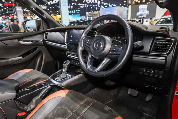 Ở phía sau, cửa hậu của xe có thêm một gờ nổi bật chạy dọc phần dưới, kết hợp với đèn hậu LED được làm mới và logo Mazda kích thước lớn hơn để đồng bộ với phần đầu xe. Bộ mâm hợp kim cũng được thiết kế lại, góp phần hoàn thiện diện mạo ngoại thất của phiên bản nâng cấp này.