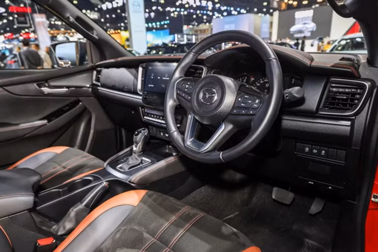 Ở phía sau, cửa hậu của xe có thêm một gờ nổi bật chạy dọc phần dưới, kết hợp với đèn hậu LED được làm mới và logo Mazda kích thước lớn hơn để đồng bộ với phần đầu xe. Bộ mâm hợp kim cũng được thiết kế lại, góp phần hoàn thiện diện mạo ngoại thất của phiên bản nâng cấp này.