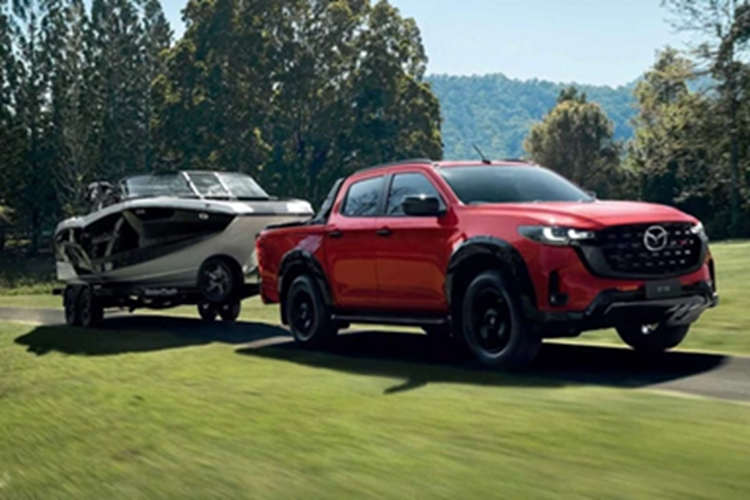 Mazda BT-50 2025 sử dụng nền tảng từ Isuzu D-Max và được trang bị dòng động cơ MaxForce mới. Trong đó, hai phiên bản dẫn động cầu sau (2WD) sử dụng động cơ turbodiesel 4 xy-lanh thẳng hàng, sản sinh công suất 163 mã lực tại 3.600 vòng/phút và mô-men xoắn 400 Nm trong dải từ 1.600 đến 2.400 vòng/phút.