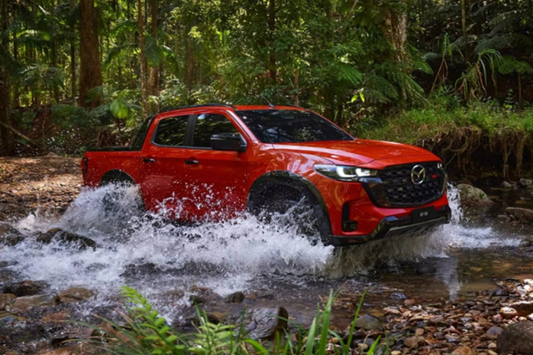 Các phiên bản động cơ 2.2 lít có thể tùy chọn hộp số sàn 6 cấp hoặc hộp số tự động 8 cấp, trong khi các phiên bản động cơ 3.0 lít chỉ sử dụng hộp số tự động 6 cấp. Đặc biệt, phiên bản cao cấp nhất còn được bổ sung khóa vi sai điện tử phía sau, tăng khả năng vận hành trên địa hình khó.