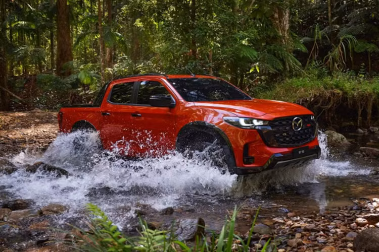 Các phiên bản động cơ 2.2 lít có thể tùy chọn hộp số sàn 6 cấp hoặc hộp số tự động 8 cấp, trong khi các phiên bản động cơ 3.0 lít chỉ sử dụng hộp số tự động 6 cấp. Đặc biệt, phiên bản cao cấp nhất còn được bổ sung khóa vi sai điện tử phía sau, tăng khả năng vận hành trên địa hình khó.