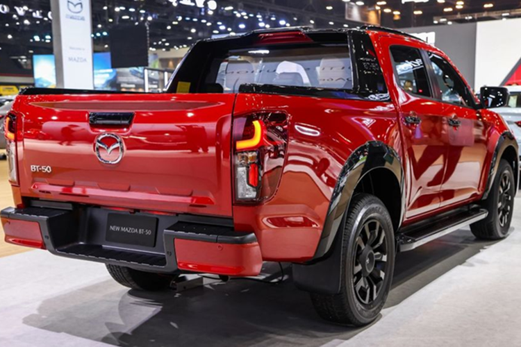 Cản trước cũng được sửa đổi, bổ sung rèm khí để cải thiện hiệu suất khí động học, giúp xe đạt mức tiêu thụ nhiên liệu tốt hơn trong điều kiện thực tế, theo thông tin từ Mazda.