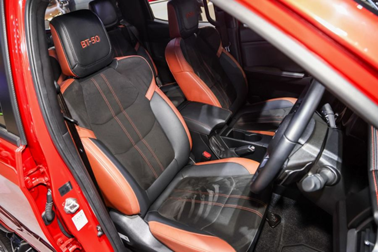 Bên trong khoang cabin, Mazda BT-50 2025 bản nâng cấp được trang bị màn hình đa thông tin kích thước 7 inch nằm trong cụm đồng hồ, cho phép người dùng tùy chỉnh giao diện. Hệ thống giải trí sử dụng màn hình cảm ứng 9 inch, hỗ trợ kết nối không dây với Android Auto và Apple CarPlay, cùng các cổng kết nối USB-C tiện dụng.