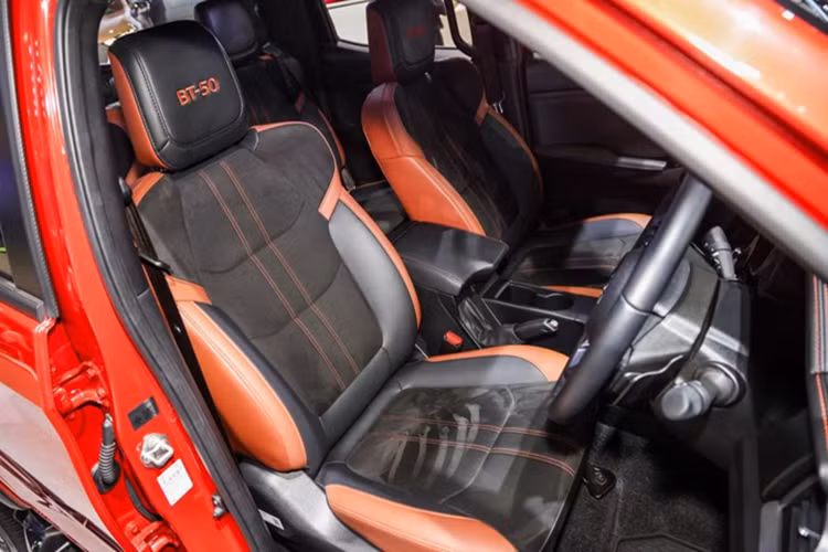 Bên trong khoang cabin, Mazda BT-50 2025 bản nâng cấp được trang bị màn hình đa thông tin kích thước 7 inch nằm trong cụm đồng hồ, cho phép người dùng tùy chỉnh giao diện. Hệ thống giải trí sử dụng màn hình cảm ứng 9 inch, hỗ trợ kết nối không dây với Android Auto và Apple CarPlay, cùng các cổng kết nối USB-C tiện dụng.