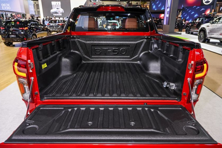 Ở phiên bản cao cấp nhất, nội thất được bọc da màu đen kết hợp với chất liệu Maztex và da lộn tổng hợp màu đất nung (terracotta), tạo cảm giác sang trọng. Đặc biệt, tựa đầu của ghế trước còn được thêu chữ “BT-50” nổi bật.