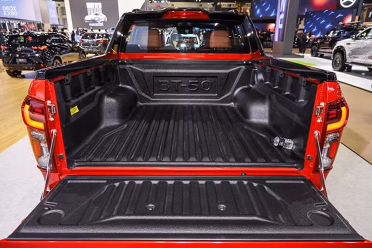 Ở phiên bản cao cấp nhất, nội thất được bọc da màu đen kết hợp với chất liệu Maztex và da lộn tổng hợp màu đất nung (terracotta), tạo cảm giác sang trọng. Đặc biệt, tựa đầu của ghế trước còn được thêu chữ “BT-50” nổi bật.