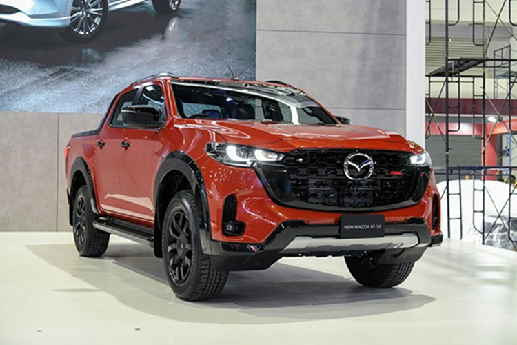 Về công nghệ hỗ trợ, Mazda BT-50 facelift 2025 được tích hợp nhiều tính năng mới như hệ thống hỗ trợ lái xe trong tình trạng tắc đường, phanh tự động khi có phương tiện cắt ngang phía sau, và kiểm soát hành trình thích ứng thông minh. Hệ thống này sử dụng công nghệ nhận diện biển báo giao thông nâng cao để tự động điều chỉnh tốc độ xe.