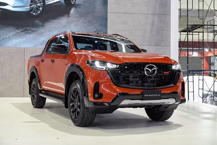 Về công nghệ hỗ trợ, Mazda BT-50 facelift 2025 được tích hợp nhiều tính năng mới như hệ thống hỗ trợ lái xe trong tình trạng tắc đường, phanh tự động khi có phương tiện cắt ngang phía sau, và kiểm soát hành trình thích ứng thông minh. Hệ thống này sử dụng công nghệ nhận diện biển báo giao thông nâng cao để tự động điều chỉnh tốc độ xe.