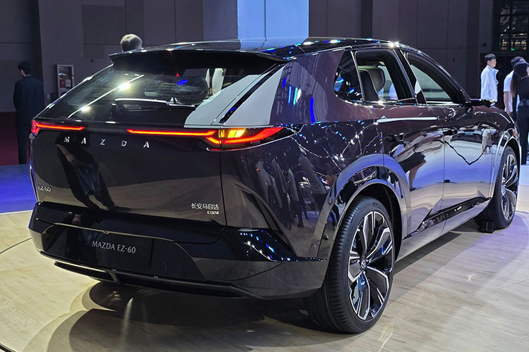 Theo MIIT, bản hybrid sử dụng động cơ xăng 1.5L 4 xy-lanh hút khí tự nhiên hoạt động như máy phát, sạc cho bộ pin điện dung lượng 31,7 kWh. Động cơ điện chính đặt tại cầu sau, cho công suất 255 mã lực. Đáng chú ý, phiên bản hybrid có thể vận hành thuần điện với phạm vi lên tới 160 km, một con số vượt trội so với nhiều mẫu xe hybrid hiện nay.