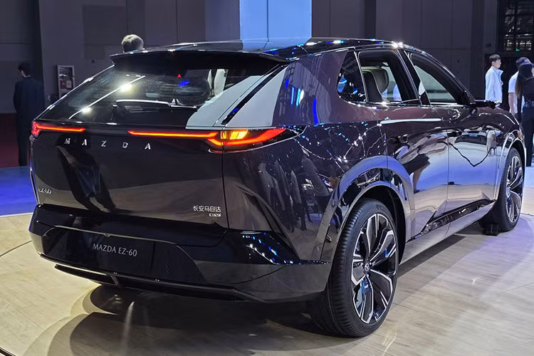 Theo MIIT, bản hybrid sử dụng động cơ xăng 1.5L 4 xy-lanh hút khí tự nhiên hoạt động như máy phát, sạc cho bộ pin điện dung lượng 31,7 kWh. Động cơ điện chính đặt tại cầu sau, cho công suất 255 mã lực. Đáng chú ý, phiên bản hybrid có thể vận hành thuần điện với phạm vi lên tới 160 km, một con số vượt trội so với nhiều mẫu xe hybrid hiện nay.