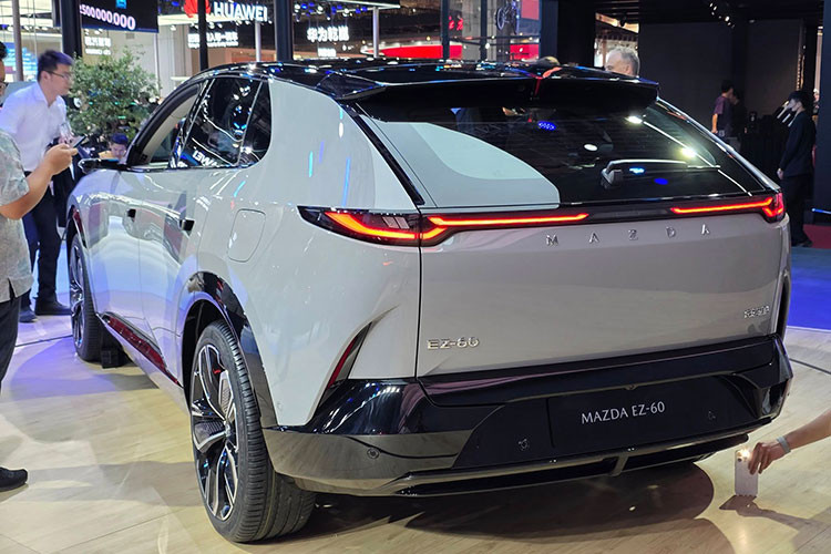 Lấy cảm hứng từ concept Arata từng được giới thiệu năm ngoái và mang logo và thiết kế của Mazda. Tuy nhiên, nhiều chi tiết hiện đại đã được bổ sung nhằm nâng cao tính nhận diện như dải đèn LED ban ngày siêu mảnh, cùng hệ thống camera bên thay thế gương chiếu hậu truyền thống.