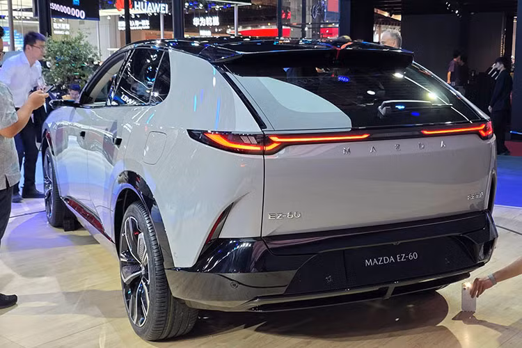 Lấy cảm hứng từ concept Arata từng được giới thiệu năm ngoái và mang logo và thiết kế của Mazda. Tuy nhiên, nhiều chi tiết hiện đại đã được bổ sung nhằm nâng cao tính nhận diện như dải đèn LED ban ngày siêu mảnh, cùng hệ thống camera bên thay thế gương chiếu hậu truyền thống.