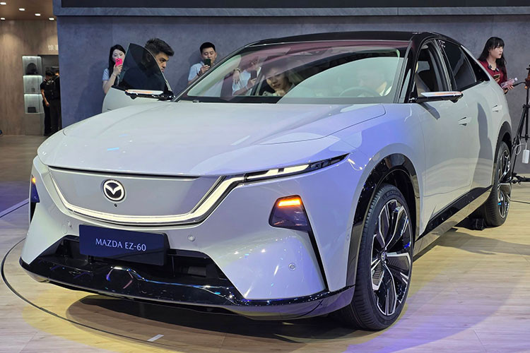 Mẫu xe SUV Mazda EZ-60 có chiều dài tổng thể 4.850 mm, rộng 1.935 mm, cao 1.620 mm, và chiều dài cơ sở đạt 2.902 mm. Góc tiếp cận và góc thoát lần lượt là 16 và 20 độ, phù hợp với nhu cầu sử dụng đa địa hình. Dáng xe lai coupe tương tự CX-30, trong khi kích thước tổng thể nhỏ hơn một chút so với CX-8.